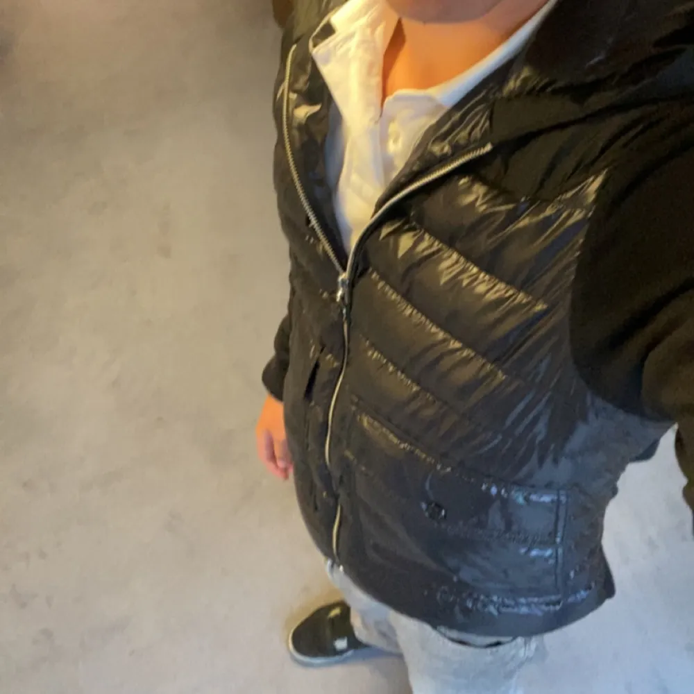 Extremt snygg och stilren moncler cardigan som är köpt på NK för 2 år sen, den är väldigt sparsamt använd och har tagits hand om väl.  Har kvitto o tags o allt og till den så den är självklart äkta! . Jackor.