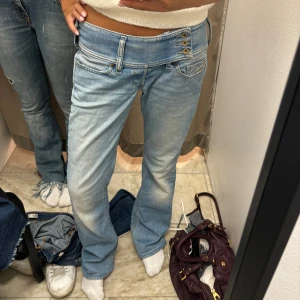 Ljusblå jeans med låg midja - Säljer ett par vintage diesel jeans!!! Ordinarie pris runt 1500Säljer ett par snygga ljusblå jeans med låg midja och bootcut-stil! Obs en pytteliten knapp innuti byxan saknas men vilketinte märks alls då man knäpper med 4 andra knappar