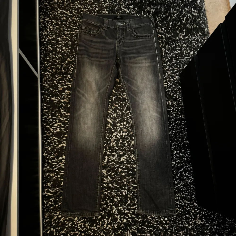 Riktigt feta true religion i väldigt bra skick förutom att det saknas en knapp på fjärde bilden i vänster längst ner på fickan. Köpte dem i julas för 2900 på NK men säljer dem nu för att dem är för små. Skriv om ni undrar nå mer och skicka gärna bud!. Jeans & Byxor.