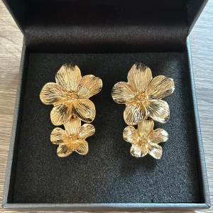 Blom örhängen  - Jätte fina blom örhängen som inte kommit till användning! Helt oanvända!!!💞