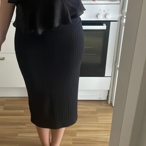 Ribbad kjol - Ribbad kjol med slits på båda sidor 