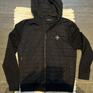 J.Lindeberg Hybrid Cardigan Jacka Svart - Ruggit snygg cardigan från J.Lindberg i väldigt fint skick || Storlek: M || Passar perfekt nu till hösten🍁🍂