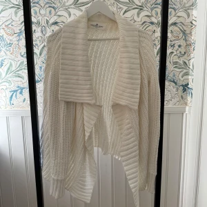 Designers Remix kofta - Stickad vit kofta från Designers Remix - Charlotte Eskildsen. 