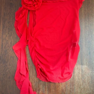 Röd tröja med en ros - Superfin tröja med en rödros vålang🥰