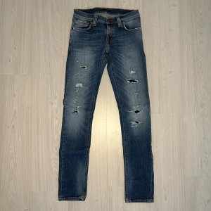 Nudie Jeans - Tja säljer nu ett par ljusblåa jeans med slitningar från Nudie för endast 499kr! Strl W27. Pris är ej hugget i sten, hör av er i dm vid funderingar 🙌