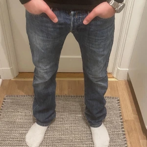 Replay jeans - Ett par överfeta Replay jeans som är varsamt använda. Jeansen har en äldre modell som ej går att köpa längre. Passformen är slim/straight och de är riktigt sköna. Intresserad?