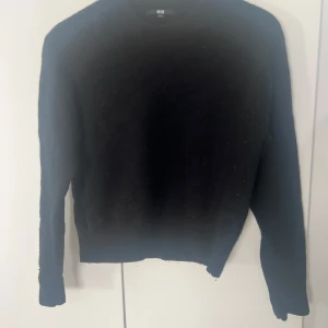 Stickad tröja🖤 - Uniqlo stickad tröja i nyskick, välldigt skön och passar till allt💞