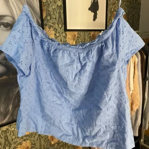 Topp - Bra skick, aldrig använd och super snygg. Den är köpt ifrån about you men är i märke Only. Är i L men är mer som s-m. Skriv för flera bilder❤️‍🔥