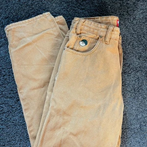 Butter Goods baggy byxor - Säljer ett par orange-bruna byxor från Butter Goods då de helt enkelt inte är min stil längre. Byxorna är i väldigt bra skick då jag bara använt dem ett fåtal gånger. Byxorna är väldigt baggy och är i storlek 28. Hör gärna av er om ni har några frågor :)