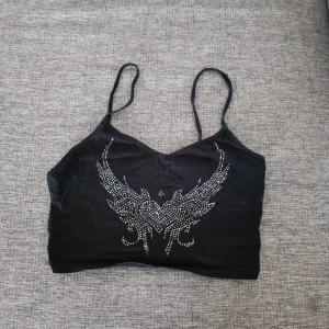 Svart topp med strassdetaljer - säljer topparna alla tillsammans 🩷🤍 obs betalning sker via swish 