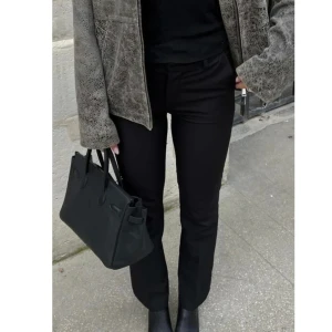 Vilma kostymbyxor bikbok - Säljer nu dessa superfina kostymbyxor från bikbok då de ej kommer till användning längre. Skriv för egna bilder. Dessa byxor är i stolek 36 men har även storlek 38, gå in på min profil för att hitta dem❤️☺️