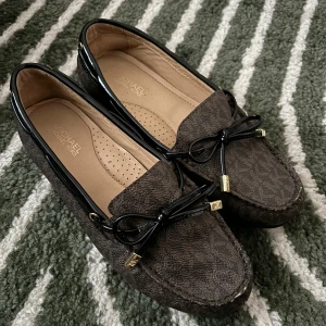 MICHAEL Michael KorsSUTTON - Mockasiner - brown - Varan är knappt använd och i mycket gott skick. Storleken är 35, men jag skulle säga att den även passar en storlek 36, då den passade mig bra.