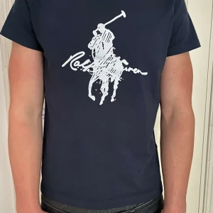 Ralph lauren t shirt - Säljer nu min feta raffe t shirt som jag köpte i usa som är unik Skick 8/10 Skriv för mer frågor