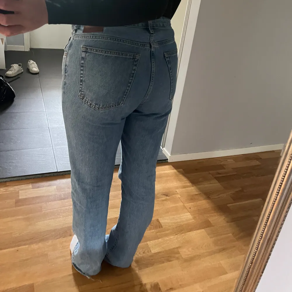 Ett par så sjukt snygga jeans som tyvärr blivit lite för stora för mig. Dessa är väldigt långa så perfekt för dig som är 168 som mig, men framförallt om du är längre som ni ser på tredje bilden!   Skit snygga, en stor favorit i min garderob. Jeans & Byxor.