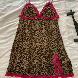 Y2K slip dress  - Nattlinne eller slip dress från vintage H&M 💕Äkta y2k stil! Storlek L, passar bra på 40-44⭐️Perfekt att layer med jeans eller en annan klänning undertill! Sååå snygg o unik 😍 I fint skick, bara en liten fläck på ena axelbandet, men syns knappt 💞