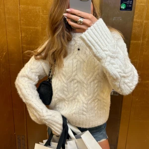 Vit stickad tröja - Säljer denna jättefina stickade tröjan som ej går att köpa längre🤍i storlek S