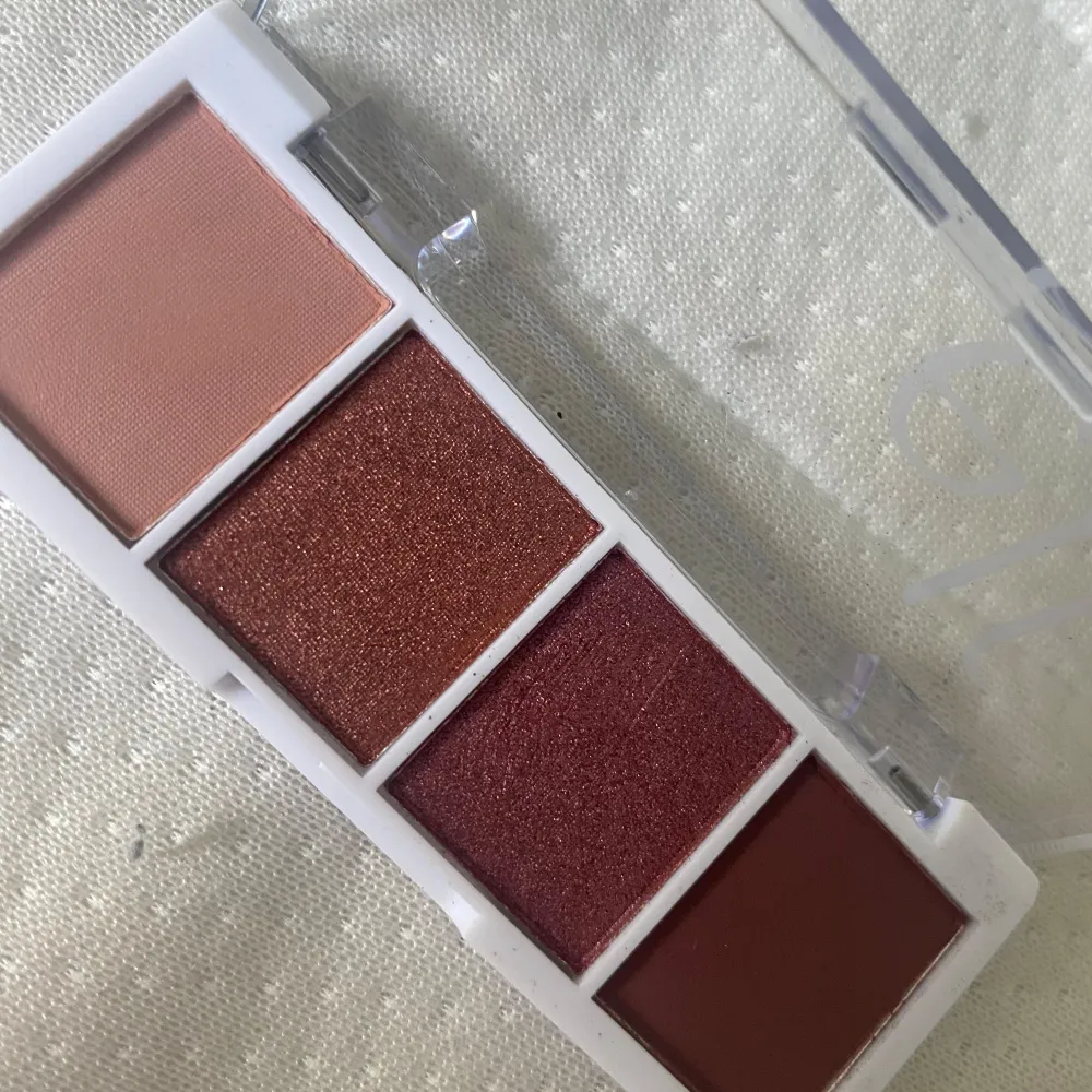 Säljer elf palette eftersom den aldrig har kommit till användning . Skönhet.