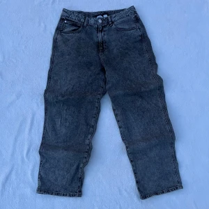 Sköna Baggy Jeans - Sköna jeans i felfritt skick, passar mig perfekt som är 180, 70kg  För mer info är de bara att fråga  