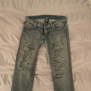 Victoria Beckham jeans med en söt spetsdetalj - De här jeansen är supersöta och perfekta för allt möjligt. spetsdetaljerna sitter längst ner vid ankeln. passar strl. 25-26 / 34-36