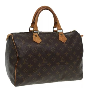Louis Vuitton Speedy 30 - Louis Vuitton Speedy 30. Ett måste i väskkollektionen! Bra storlek för både vardagsbruk och resor. Perfekt att använda som skol-/arbetsväska. Speedy ger en touch av lyx och stil till varje outfit.