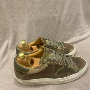 Camouflage skor - Ett par sandays i camouflage cw. Skick 8.5/10. Sömm lite sprucken. Nypris ca 2499| vårt pris: endast 1299kr! Vid frågor ”kontakta”📩