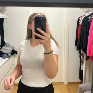 Vit T-shirt  - Vit T-shirt i ett ribbat material