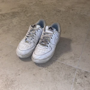Nike Air forse 1 - Ett par Air Forse 1 som är i ganska dåligt skick då de är använda men de går och använda endå. Säljer dem då de är för små.