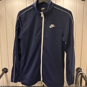 Nike Blue Tracksuit - Hyfsat Skick (7/10). En del använd men inget som syns riktigt. Köpt för 349 på Nikes hemsida. 