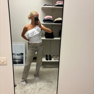 GinaTricot jeans - Ginatricot jeans i st 32, medelhög midja med lite mer straight fit🥰köptes för ca 500-600kr.