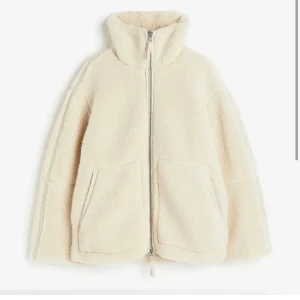 Teddyjacka!! - Säljer min jätte mysiga och gosiga teddyjacka. Jag köpte den här på Plick men säljer den då den inte passade mina behov. Den är ursprungligen från merley Stockholm och nypris är 1139kr.