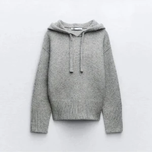 Zara Grå stickad hoodie - Säljer min grå zara hoodie då den inte kommer till användning längre, endast använd ett fåtal gånger! 