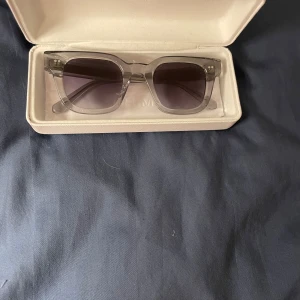 Chimi 04 - Chimi 04 i färgen grey. Nyskick använda ett par gånger. Allt finns med såsom box ända defekten är att påsen är trasig.