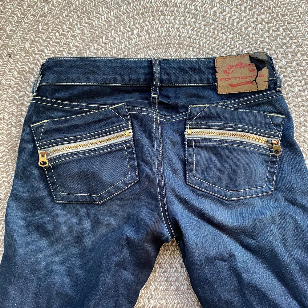 37 cm rakt över, innersöm: 75cm. Bootcut/raka. Jeans & Byxor.