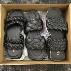 6 par! Tofflor/sandaler - Säljer 6 par tofflor/sandaler till paketpris! ALLA är oandvända, förutom 1 som är använd 1 gång.