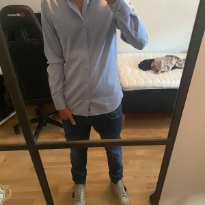 Riley Skjorta  - Riley skjorta storlek Xs den är slimfit och sitter perfekt på smalare kroppar. Skick är 10/10  Nypris: 699 Mitt pris: 300