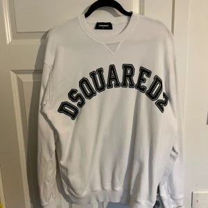 Dsquared2 tröja oversized - Dsquared2 tröja oversized i storlek S Köpt för 2500 kr för ett år sedan  Skicka 9/10 använd ett par gånger 