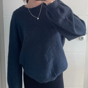 Blå stickad tröja - En blå stickad tröja från Object, knappt använd. Nypris 399kr. Lite nopprig på armarna som syns på bilderna annars fint skick💙