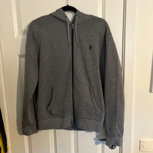Polo raulph lauren kofta  - Polo raulph lauren kofta i storlek M Använd 3/4 gånger och är 10/10 skick Nypris 1900