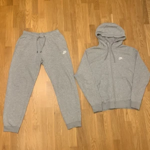Nike grå tracksuit - Grå och skön nike tracksuit, mjukisbyxor och hoodie. Orginalpris för båda plaggen tillsammans är 1000 kr men säljer båda för priset 399 kr. Om du bara vill köpa ett av dessa plagg är det bara att kontakta mig om det så fixar jag ett plagg för 199 kr.