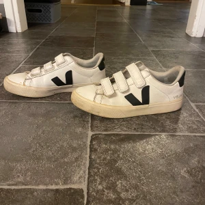 Veja skor - Veja skor köpta från zalando i strl 37. Nypris 1795kr. Inga defekter men syns att dom är använda varsamt💗priset kan diskuteras vid snabb affär 