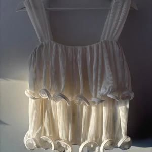 Blus med volanger - Säljer denna jättefina blus från lojsan wallins kollektion med nakd. Säljer då jag känner att den inte kommer till användning tyvärr. Endast använd 1 gång!