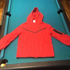 Nike - Hej!, säljer nu min nike tech fleece köpta på nike hemsidan säljer pga av ändrad stil. Denna är i storlek XL i barn storlek 158-170 även öppen för prisförslag!