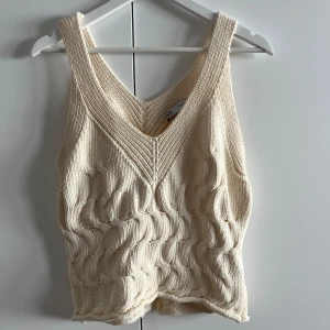 Virkad topp - Superfint virkat linne från zara! Endast använd fåtal gånger så bra skick. Storlek S men passar nog även M då den är något stor.