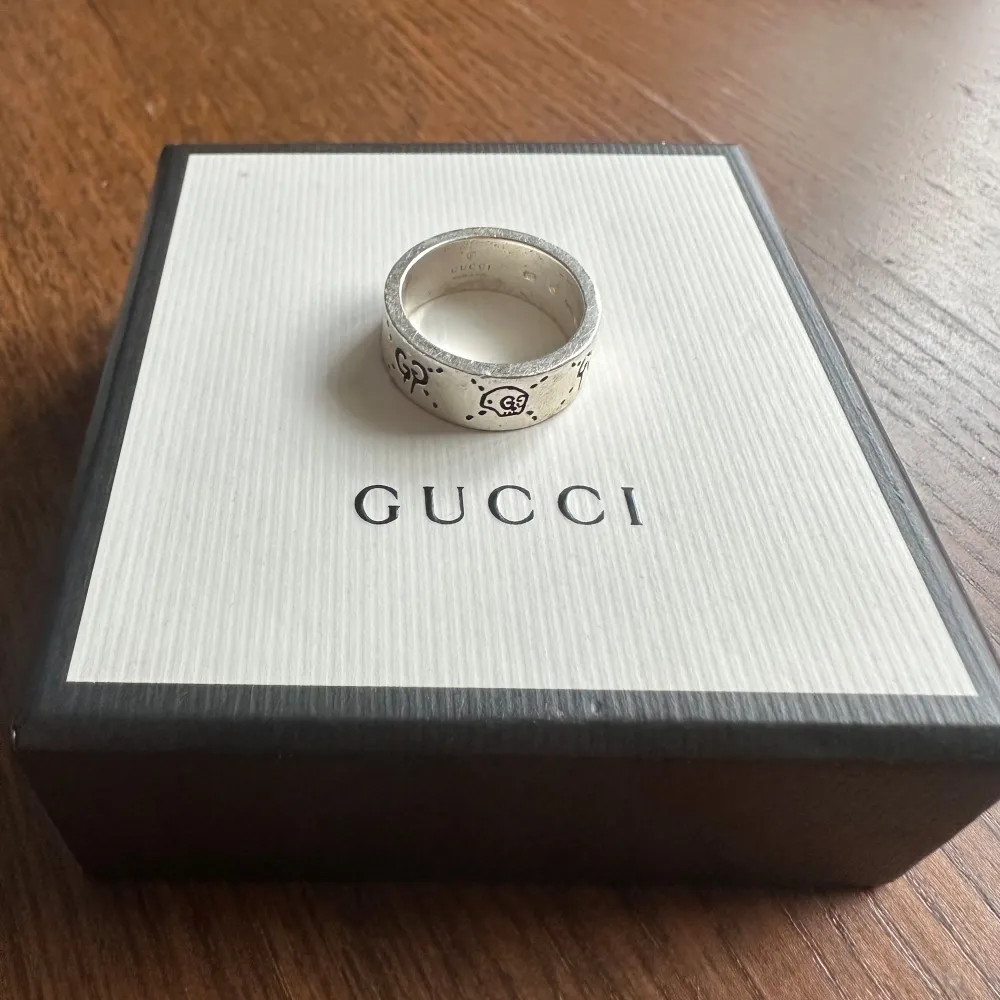 Ring från Gucci med ikoniska GG motivet och klassiska skull.  Box, tygpåse och kvitto finns.. Accessoarer.