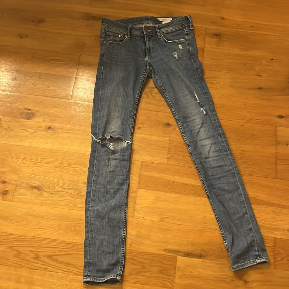 Osäker hur gamla jeansen är men dem e i bra skick! Detta är då skinny jeans med låg midja med håll i sig. . Jeans & Byxor.