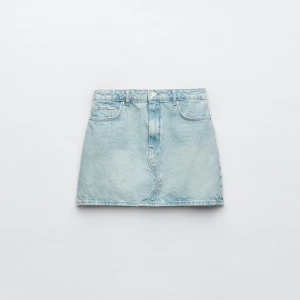 Jeanskjol zara - Superfin jeanskjol från zara. Endast använd fåtal gånger så bra skick. Storlek L men lite mindre i storlek skulle jag säga. 