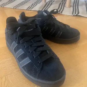 Helt nya Adidas Campus All black, med kartong och tillhörande extra vita snören. Storlek 38 2/3. Köpta på Zalando, kvitto finns. 