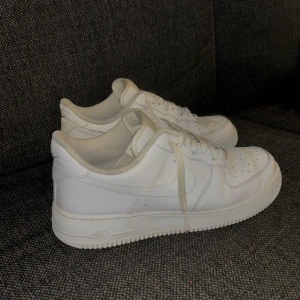 Nike Air Force 1 - Air force 1 i väldigt bra skick, en liten skavank på vänster sida av vänsterskon, annars väldigt bra skick, skulle behöva ett par nya skosnören eller en bra tvätt Storlek 44,5
