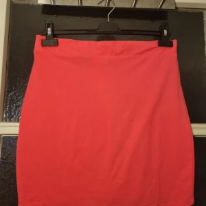 Korall kjol från Divided - Pink/ coral skirt from H&M size M. Small pilling but barely visible. All items have been stored in a box and need to be washed by the buyer .