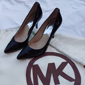 Michael kors pumps - Varsamt använda pumps.  Storlek EU 40,5 US 8,5